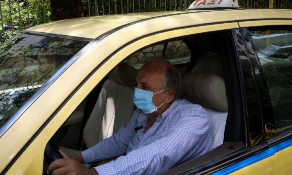 Δύο επιβάτες από σήμερα στα ταξί - Υποχρεωτική η χρήση μάσκας